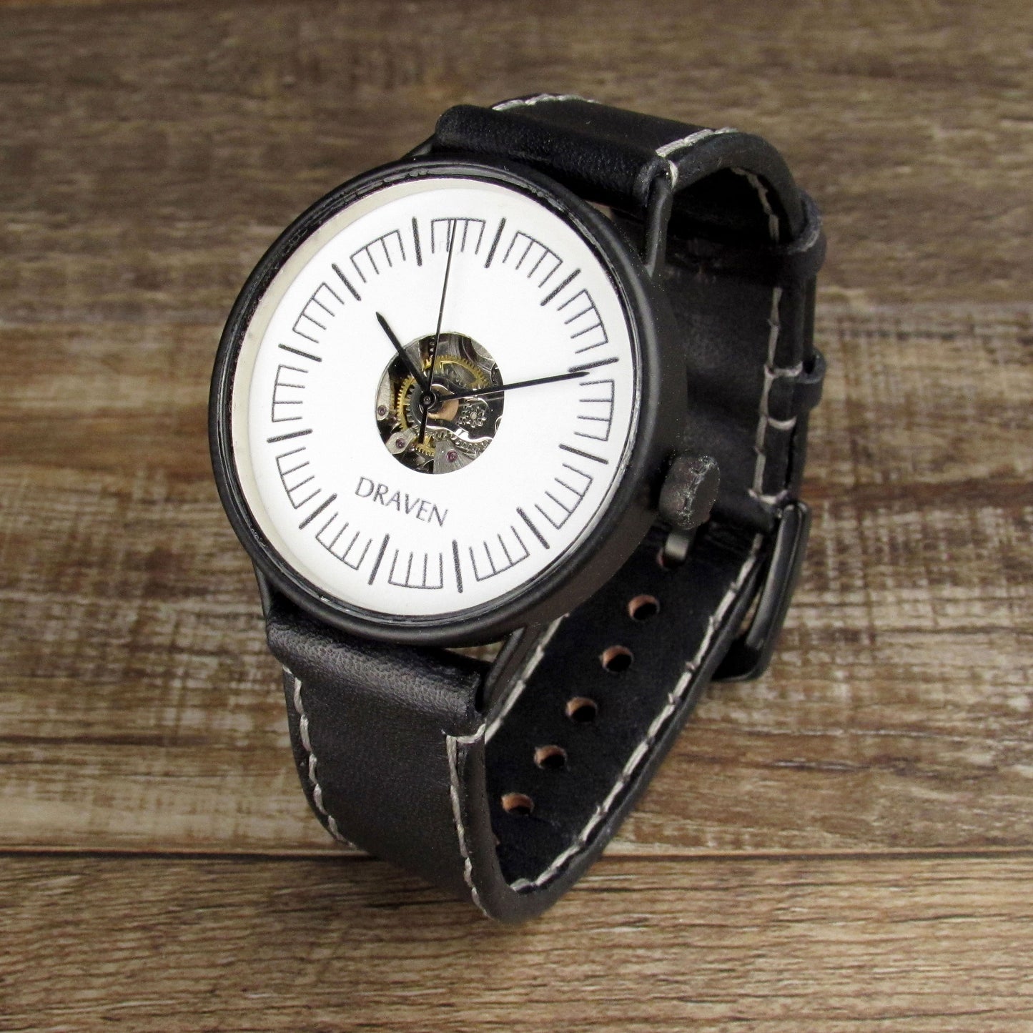 Monochromatische Uhr mit schwarzem Armband