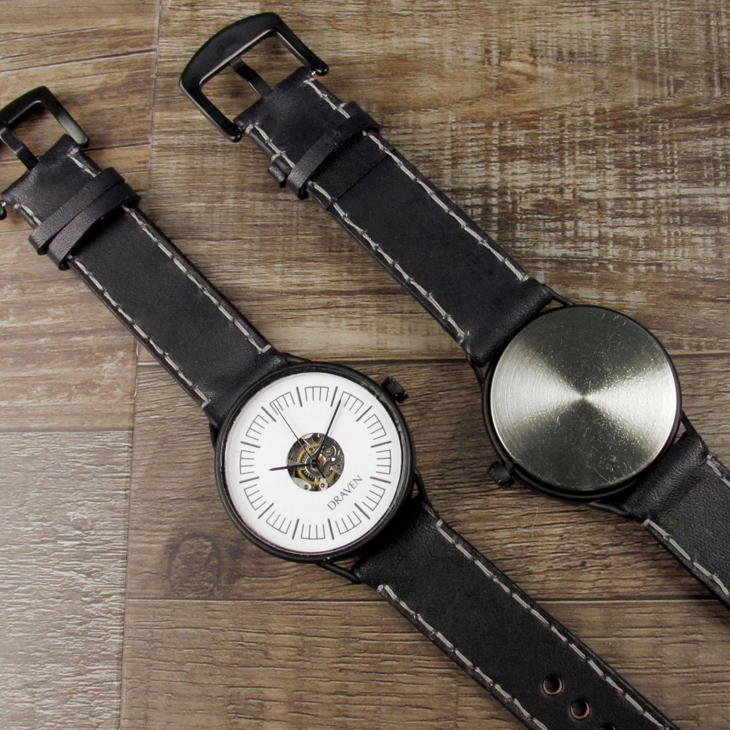 Monochromatische Uhr mit schwarzem Armband