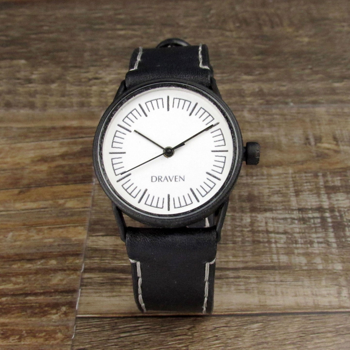 Kleine einfarbige Uhr mit schwarzem Armband