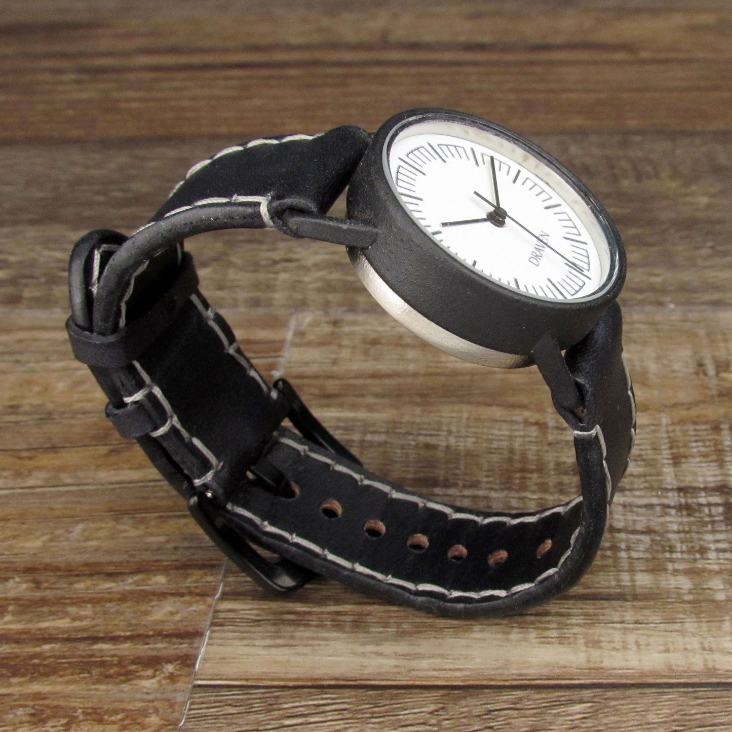 Kleine einfarbige Uhr mit schwarzem Armband