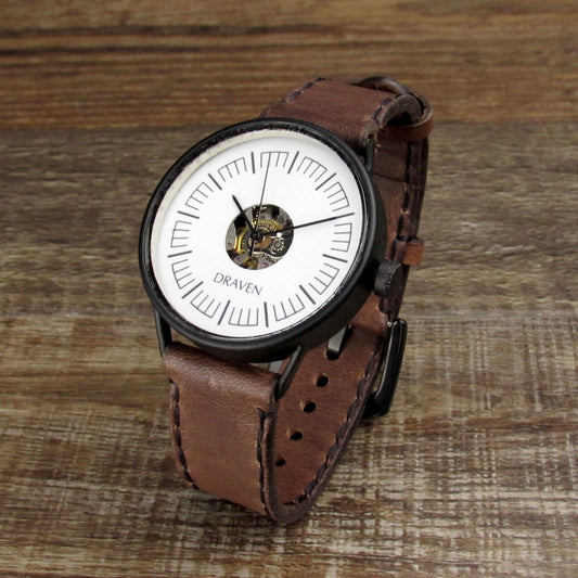 Monochromatische Uhr mit braunem Armband