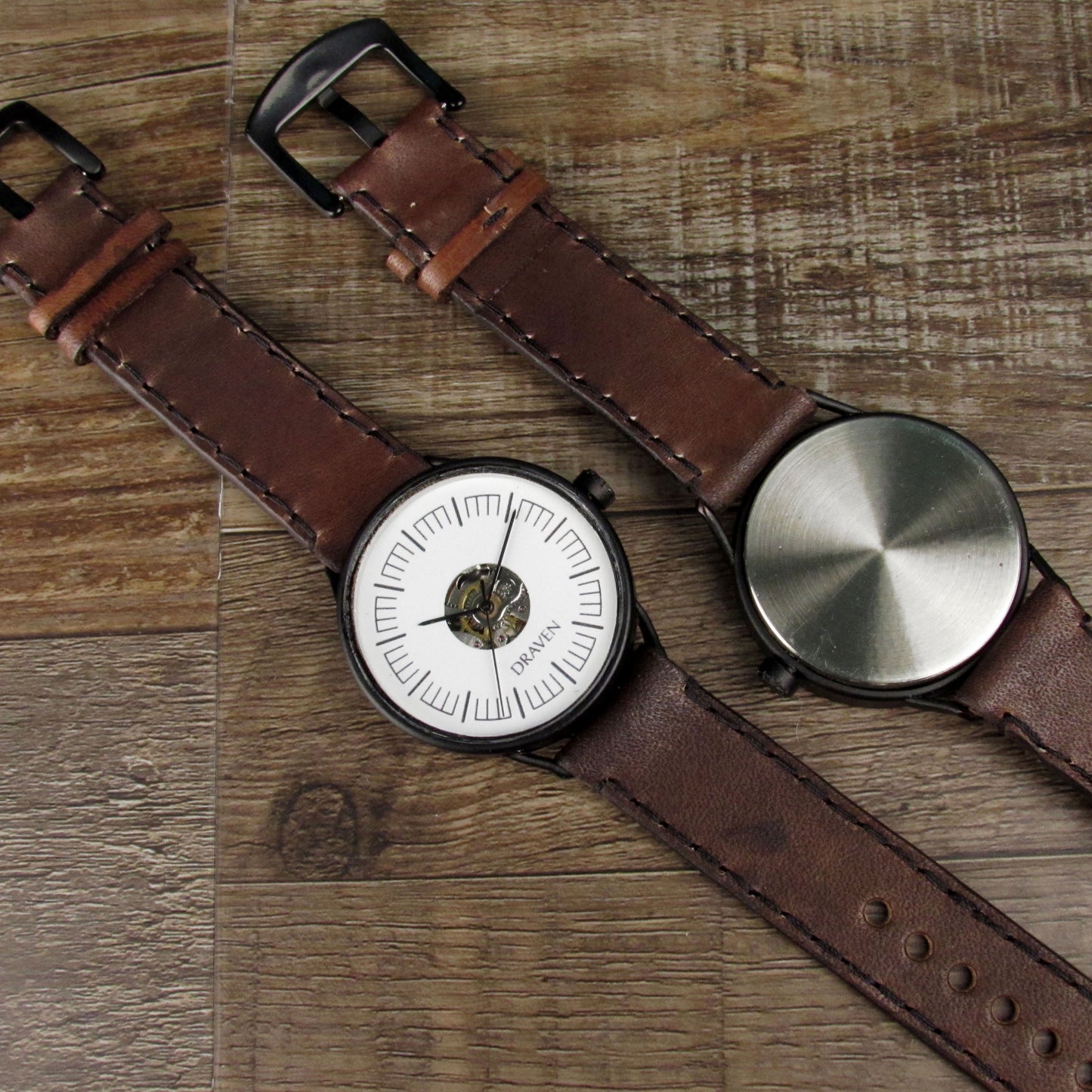 Monochromatische Uhr mit braunem Armband