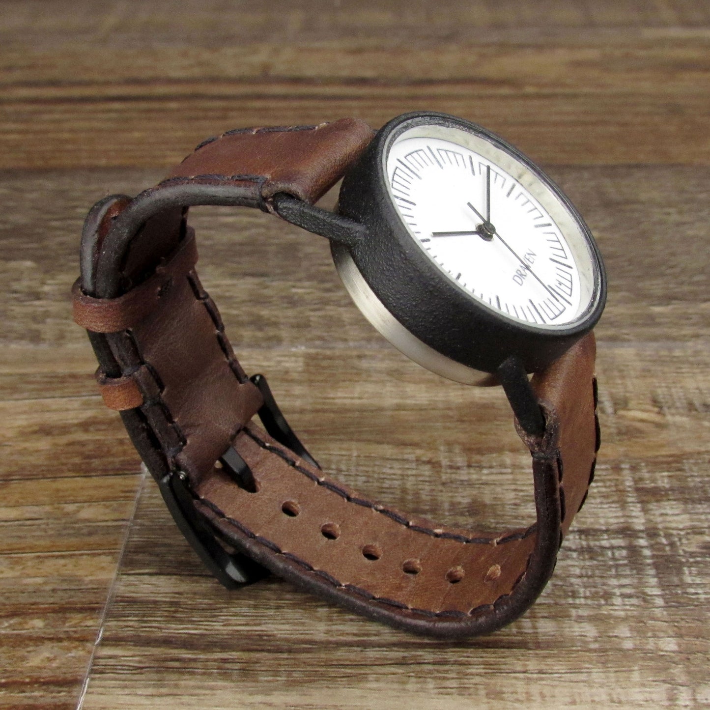 Kleine einfarbige Uhr mit braunem Armband